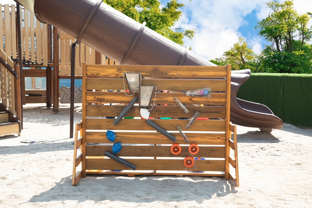 Sandspiel-Wand